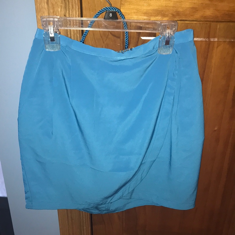 Size 4 blue skirt with pockets !!!